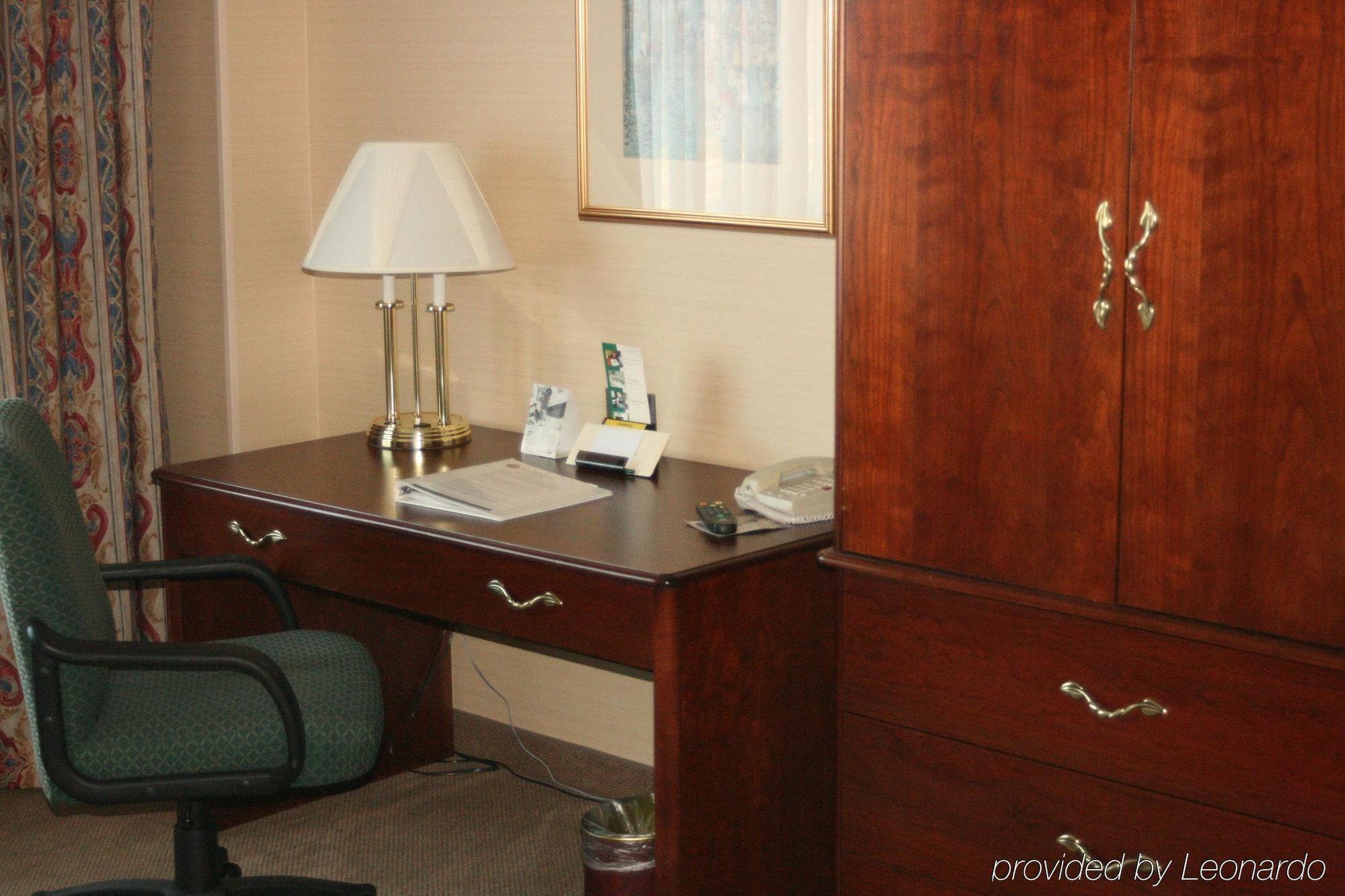 Maron Hotel & Suites Данбері Номер фото